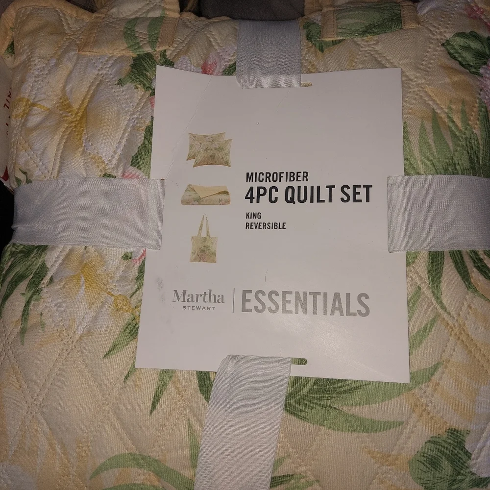 Martha Stewart 4 Piece Sunny Floral Microfiber Quilt Set with Tote NWT